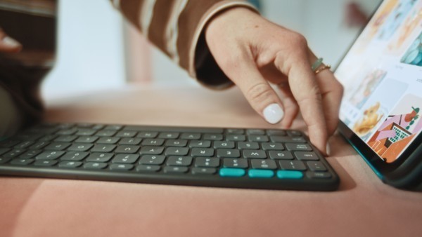 B-Keyboard Logitech Flip Folio for iPad Pro + iPad Air 11" gray (DE) (920-013397)